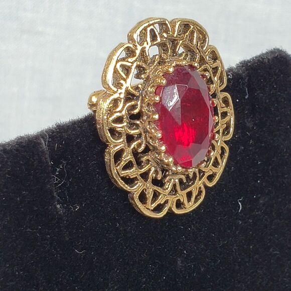 Vintage 1970's Sarah Coventry Gold Tone Brooch W/Oval Red Rhinestone Marked SC - Picture 1 of 14